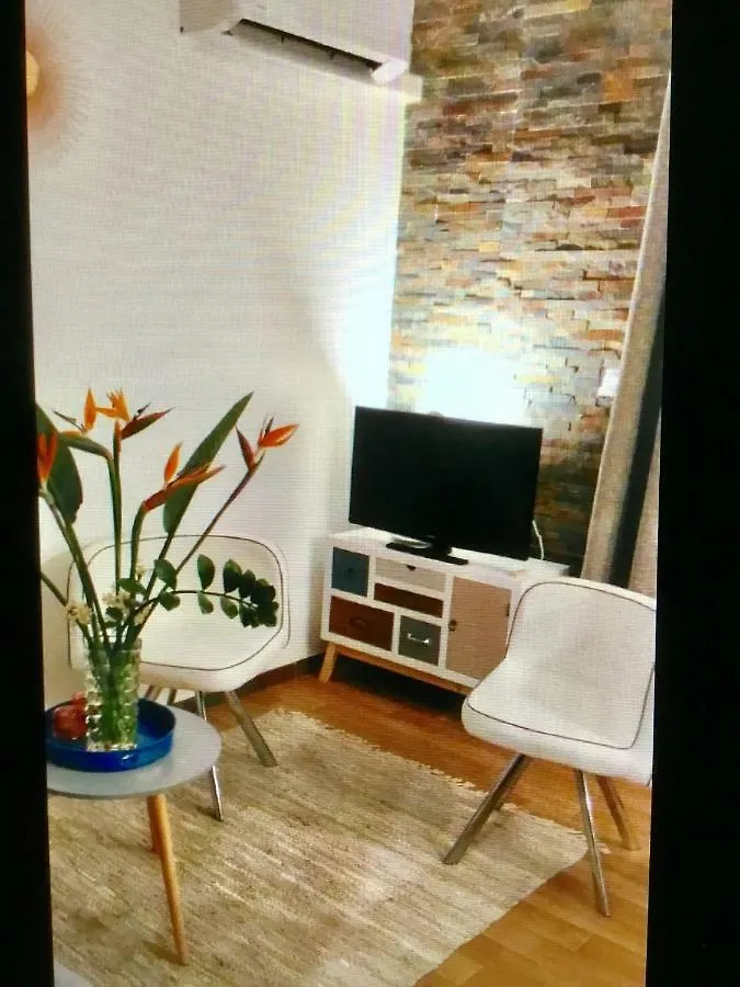Апартаменты Studio Port D'Hyeres Vue Mer Et Iles De Porquerolles Et Port-Cros