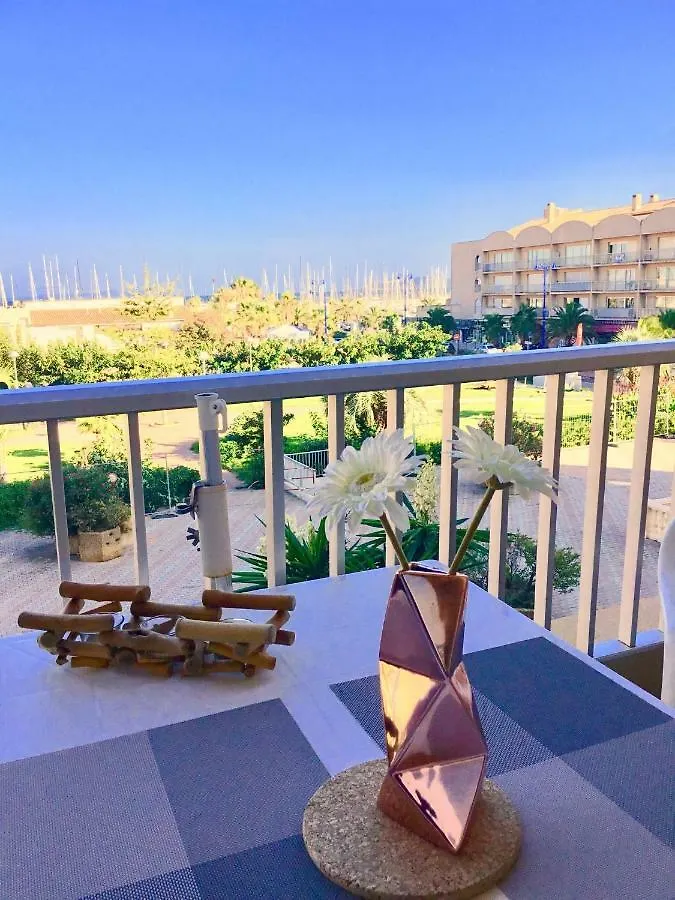Апартаменты Studio Port D'Hyeres Vue Mer Et Iles De Porquerolles Et Port-Cros